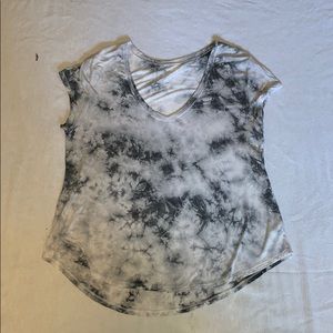 Black and white shirt sleeve shirt